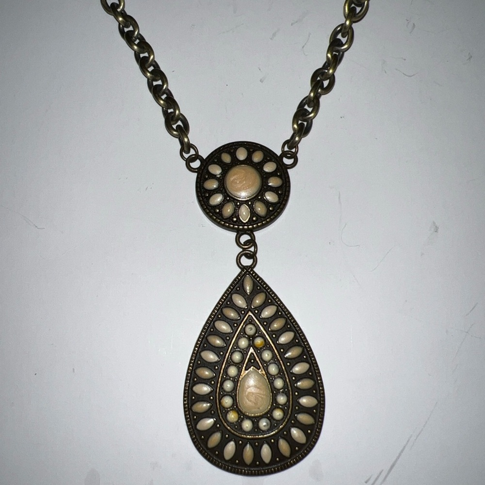 Elegant Cream and Gold Pendant Necklace